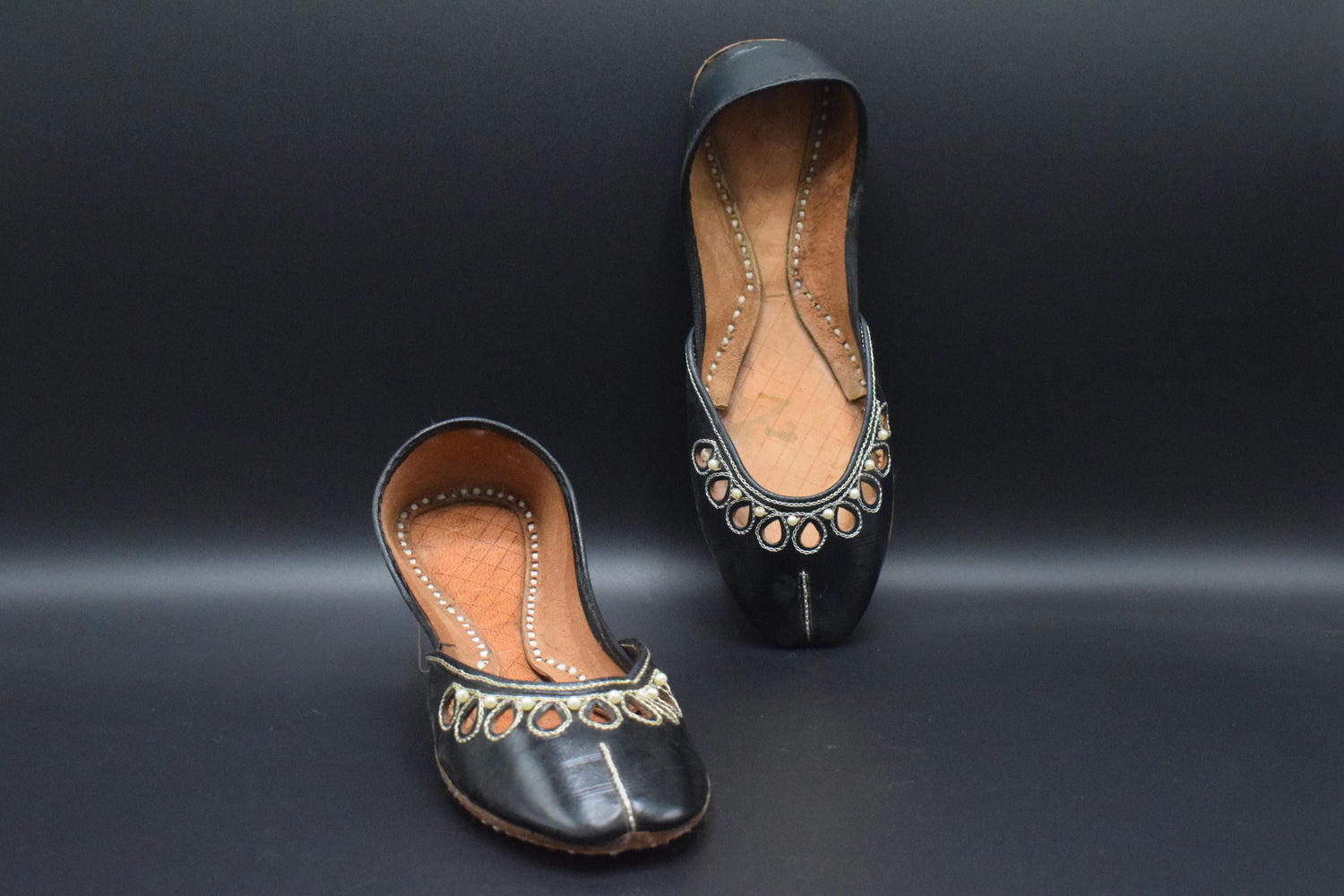 Buy Premium Black Leather Khussa at 4feetstore